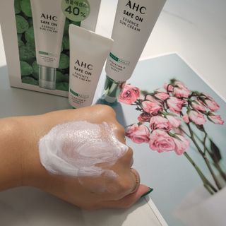 [AHC] 세이프온 에센스 선크림 올리브영 스페셜 증정 기획세트 — 5점을 준 리뷰어가 2022년 6월 올린 사용 사진