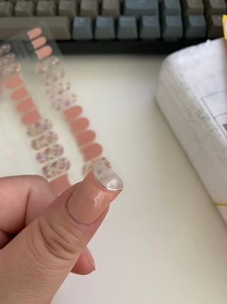 [네일가게] 햇빛에 닿으면 색이 변하는 신기한 햇살 반전 네일스티커_B — 5점을 준 리뷰어가 2021년 9월 올린 사용 사진