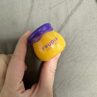 틱톡 [후르디아] 튼입술해결템 올리브영 블루베리 하이드레이팅 허니 립밤 — 5점을 준 리뷰어가 2024년 3월 올린 사용 사진