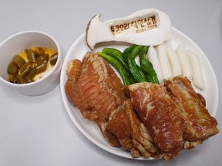 소담스퀘어 상암 통큰오리착한삼겹 1석3조수제양념돼지갈비 — 5점을 준 리뷰어가 2022년 11월 올린 사용 사진