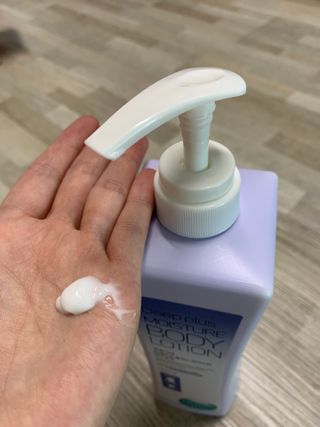 [과일나라] 바세린 모이스처 바디로션 1000ml 2종 — 5점을 준 리뷰어가 2021년 10월 올린 사용 사진