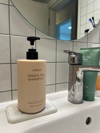 프리마인 더이상 뻣뻣하고 효과없는 탈모샴푸는 NO. 근본부터 케어하는 셀베이스 그린티샴푸(500ml) — 5점을 준 리뷰어가 2023년 3월 올린 사용 사진