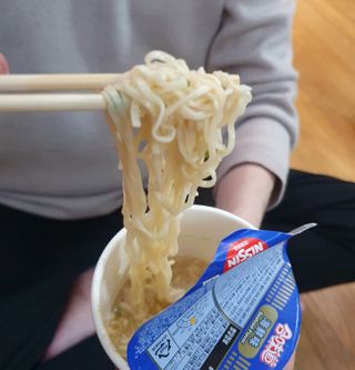 NISSIN 닛신 컵누들  4종 - 씨푸드오리지날, 씨푸드 스파이시, 씨푸드 커리, 씨푸드 XO소스 — 5점을 준 리뷰어가 2022년 11월 올린 사용 사진