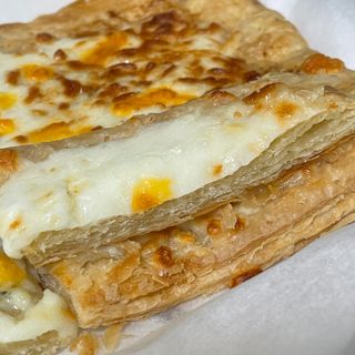 [푸딩팩토리] 페스츄리 피자 4종 택3_파이브 치즈/페퍼로니 비프칠리/고추베이컨 포테이토/허니고르곤졸라 — 4점을 준 리뷰어가 2022년 7월 올린 사용 사진