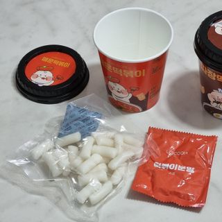 유비쿡 컵떡볶이 매운컵떡볶이2개/ 짜장컵떡볶이 2개  총 4개세트 — 5점을 준 리뷰어가 2021년 5월 올린 사용 사진