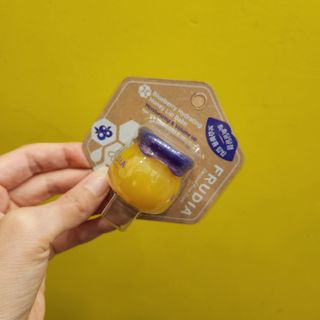 틱톡 [후르디아] 튼입술해결템 올리브영 블루베리 하이드레이팅 허니 립밤 — 5점을 준 리뷰어가 2023년 12월 올린 사용 사진