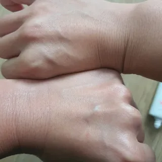 리더스코스메틱 리더스 카밍 바이오틱스 선 에센스 SPF 50+ PA++++ — 5점을 준 리뷰어가 2022년 8월 올린 사용 사진