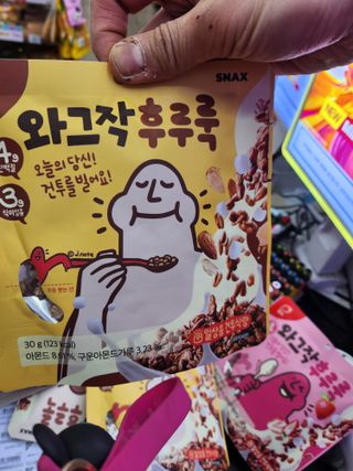 스낵스 와그작후루룩 3종_카카오2봉+아몬드2봉+딸기2봉 (총 6봉) — 5점을 준 리뷰어가 2024년 3월 올린 사용 사진