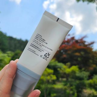 [스킨1004] 마다가스카르 센텔라 히알루-시카 워터핏 선세럼 50ml — 5점을 준 리뷰어가 2024년 6월 올린 사용 사진