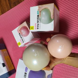 [트라택] 홈 필라테스 SET [미니짐볼+웨이트볼(0.5kg&1kg+요가블럭] — 5점을 준 리뷰어가 2022년 8월 올린 사용 사진