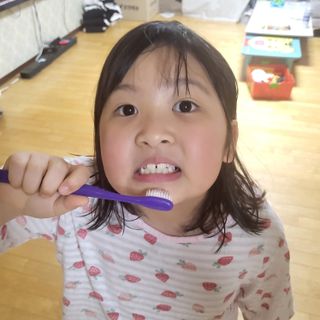 치과에서 쓰는 치약 _ 라벨제로 저불소 꼬마, 키즈, 유아, 베이비, 주니어 안전한 어린이치약 — 4점을 준 리뷰어가 2023년 3월 올린 사용 사진