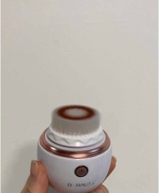 디하우트 랩 디하우트랩 클렌징 피부관리기 진동클렌저 실리콘+2종 인조모 브러시 — 5점을 준 리뷰어가 2021년 12월 올린 사용 사진