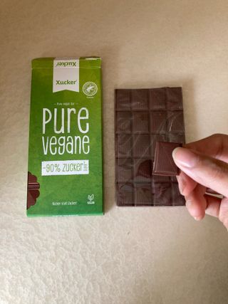당류2g 자일리톨로 단맛을낸 슈카 퓨어비건 무설탕초콜릿 Xucker vegan 2개입 — 4.5점을 준 리뷰어가 2021년 4월 올린 사용 사진