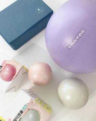 [트라택] 홈 필라테스 SET [미니짐볼+웨이트볼(0.5kg&1kg+요가블럭] — 5점을 준 리뷰어가 2022년 7월 올린 사용 사진
