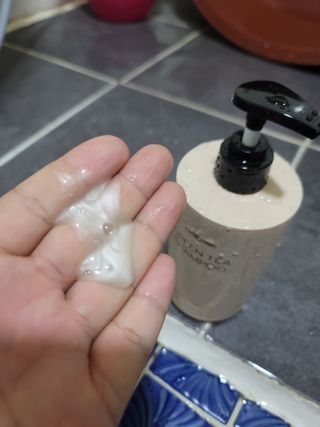 프리마인 더이상 뻣뻣하고 효과없는 탈모샴푸는 NO. 근본부터 케어하는 셀베이스 그린티샴푸(500ml) — 5점을 준 리뷰어가 2023년 5월 올린 사용 사진