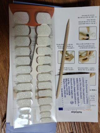 [네일가게] 햇빛에 닿으면 색이 변하는 신기한 햇살 반전 네일스티커_B — 5점을 준 리뷰어가 2021년 8월 올린 사용 사진