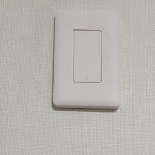 아카라 조명 스위치를 누워서 끄는 방법 (스마트 조명 스위치 2구 + 무선 리모트 스위치 1구 T1, 스마트 허브 E1) — 5점을 준 리뷰어가 2021년 11월 올린 사용 사진