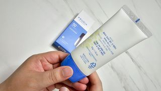 틱톡 [후르디아] 백탁NO! 화잘먹 수분광 선 에센스✨ — 5점을 준 리뷰어가 2023년 6월 올린 사용 사진