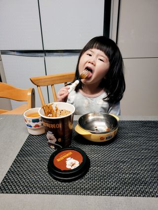 유비쿡 컵떡볶이 매운컵떡볶이2개/ 짜장컵떡볶이 2개  총 4개세트 — 5점을 준 리뷰어가 2021년 3월 올린 사용 사진
