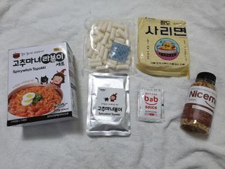 더밥  고추마녀 라볶이 +  나이스미 무설탕 현미후레이크 — 5점을 준 리뷰어가 2021년 10월 올린 사용 사진