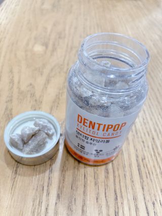 작심연구소 구취제거+충치예방+치아화이트닝 마법의 캔디 덴티팝3종(맛 랜덤 발송) — 4.5점을 준 리뷰어가 2022년 5월 올린 사용 사진