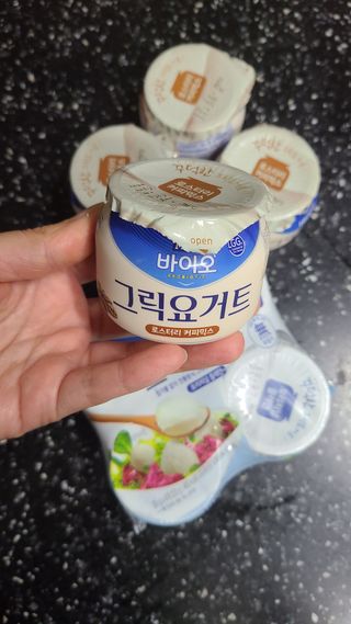 매일바이오 그릭요거트 오리지널 플레인 4개, 로스터리 커피믹스 4개 — 4점을 준 리뷰어가 2021년 12월 올린 사용 사진
