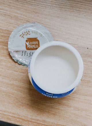 매일바이오 그릭요거트 오리지널 플레인 4개, 로스터리 커피믹스 4개 — 5점을 준 리뷰어가 2021년 12월 올린 사용 사진