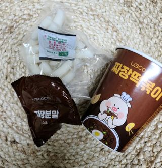 유비쿡 컵떡볶이 매운컵떡볶이2개/ 짜장컵떡볶이 2개  총 4개세트 — 5점을 준 리뷰어가 2021년 2월 올린 사용 사진