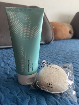 오투에니원 화이트 스완 퍼펙트 폼 클렌징 150g 퍼프증정 — 리뷰어가 2022년 12월 올린 사용 사진