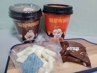 유비쿡 컵떡볶이 매운컵떡볶이2개/ 짜장컵떡볶이 2개  총 4개세트 — 4.5점을 준 리뷰어가 2021년 3월 올린 사용 사진