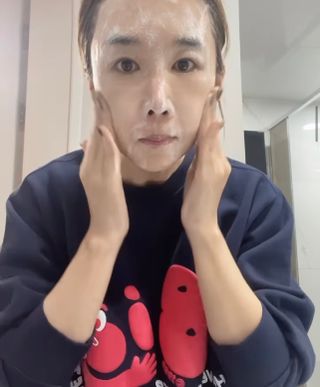 프리마인 메이크업과 들뜨는 각질까지 한방에 깐달걀로! 순하기까지한 셀베이스 그린티클렌저(200ml) — 5점을 준 리뷰어가 2023년 3월 올린 사용 사진