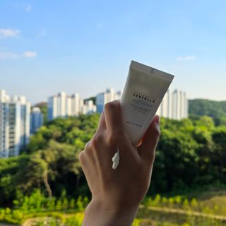 [스킨1004] 마다가스카르 센텔라 히알루-시카 워터핏 선세럼 50ml — 5점을 준 리뷰어가 2024년 5월 올린 사용 사진
