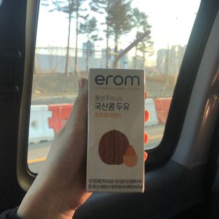 이롬 erom 황성주박사의 국산콩 두유 호두와 아몬드 — 4.5점을 준 리뷰어가 2020년 12월 올린 사용 사진