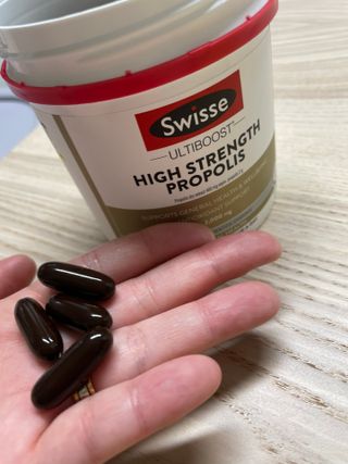 Swisse 스위스 고함량 프로폴리스 2,000mg 210정 — 5점을 준 리뷰어가 2021년 11월 올린 사용 사진