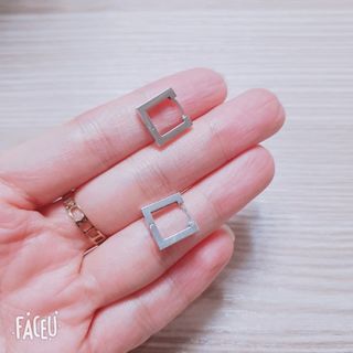 [골드앤디어] 14K 사각 네모 원터치 귀걸이_3color — 5점을 준 리뷰어가 2021년 5월 올린 사용 사진