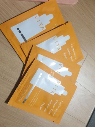 코드네이처 비아미 비타 화이트닝 앰플 과 마스크[5장] — 4점을 준 리뷰어가 2021년 8월 올린 사용 사진