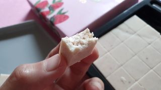 연말/새해선물 딸기 초콜릿 종착역, 건딸기가 상큼하게 씹히는 카카올라 딸기생초콜릿 — 5점을 준 리뷰어가 2021년 10월 올린 사용 사진