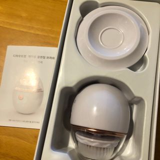 디하우트 랩 디하우트랩 클렌징 피부관리기 진동클렌저 실리콘+2종 인조모 브러시 — 4점을 준 리뷰어가 2021년 11월 올린 사용 사진