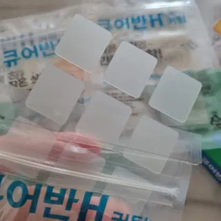 [큐어반H 커팅] 간편하게 떼서 쓰는 자외선차단 습윤밴드 (1팩/30매입) — 5점을 준 리뷰어가 2022년 11월 올린 사용 사진