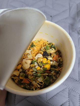 NISSIN 닛신 컵누들  4종 - 씨푸드오리지날, 씨푸드 스파이시, 씨푸드 커리, 씨푸드 XO소스 — 5점을 준 리뷰어가 2021년 11월 올린 사용 사진
