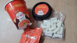 유비쿡 컵떡볶이 매운컵떡볶이2개/ 짜장컵떡볶이 2개  총 4개세트 — 5점을 준 리뷰어가 2021년 3월 올린 사용 사진