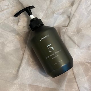 르핸스 퍼포밍 5 샴푸 비반트 포렛/베티버 포그 — 4.5점을 준 리뷰어가 2022년 12월 올린 사용 사진