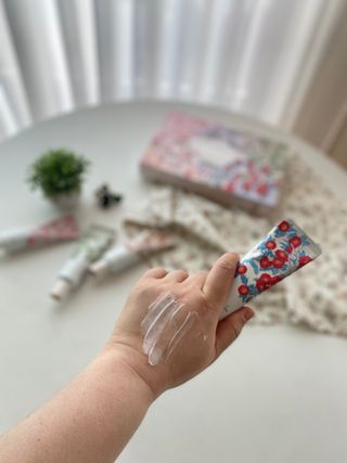 더사가오브수 [사가수] 사계절 원료를 담아내어 진한 보습을 선사하는, 효혜윤 보태니컬 에너지 핸드크림 세트 — 4점을 준 리뷰어가 2023년 3월 올린 사용 사진