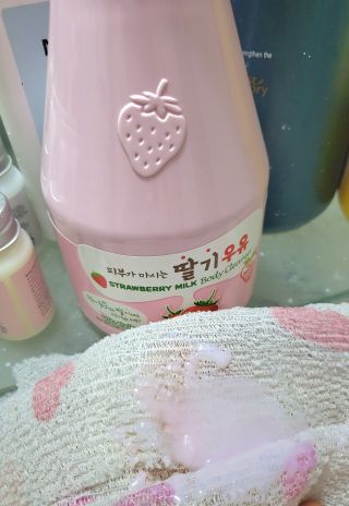 [과일나라] 피부가 마시는 딸기우유 바디클렌저&바디로션 — 4.5점을 준 리뷰어가 2022년 10월 올린 사용 사진