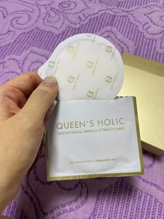 퀸즈홀릭 라이스 보내티컬 아이 마스크 퀸즈홀릭 X 레아라 다이아포스 라이스 보태니컬 링클 리프팅 아이 마스크 7매 1BOX — 4.5점을 준 리뷰어가 2022년 5월 올린 사용 사진