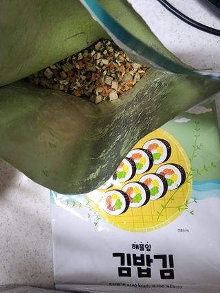 해풀잎 누구나 김밥*1ea [(혼합야채 35g *1ea,  김밥김 (5g, 5ea),  양념간장 (6g, 5ea), 참기름(5g, 2ea)] — 5점을 준 리뷰어가 2022년 7월 올린 사용 사진