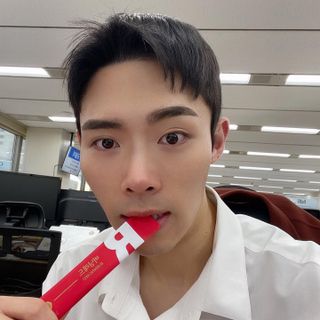 디오르 버닝레드 — 5점을 준 리뷰어가 2022년 3월 올린 사용 사진