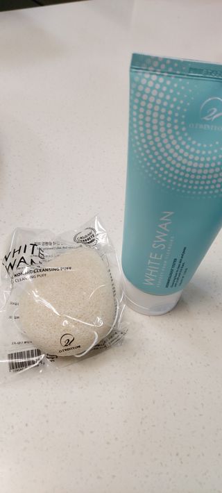오투에니원 화이트 스완 퍼펙트 폼 클렌징 150g 퍼프증정 — 4점을 준 리뷰어가 2023년 1월 올린 사용 사진
