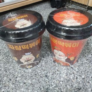 유비쿡 컵떡볶이 매운컵떡볶이2개/ 짜장컵떡볶이 2개  총 4개세트 — 5점을 준 리뷰어가 2021년 6월 올린 사용 사진