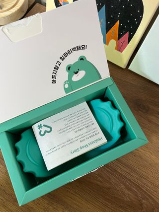 힐니스북 [힐마이넥]   거북목 통증완화를 위한 휴대용 목 안마기 — 5점을 준 리뷰어가 2022년 12월 올린 사용 사진